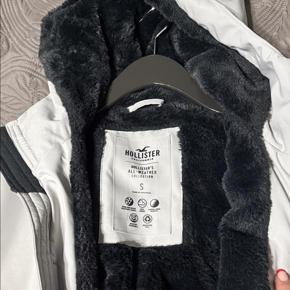 Hollister Men's Off-White Hooded Performance Jacket - Picture 3 of 6